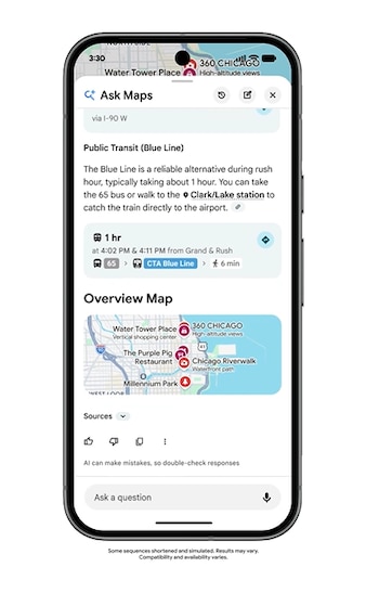 Teléfono móvil con pantalla encendida que muestra la aplicación Google Maps con rutas de transporte público y un mapa detallado de Chicago con iconos de lugares