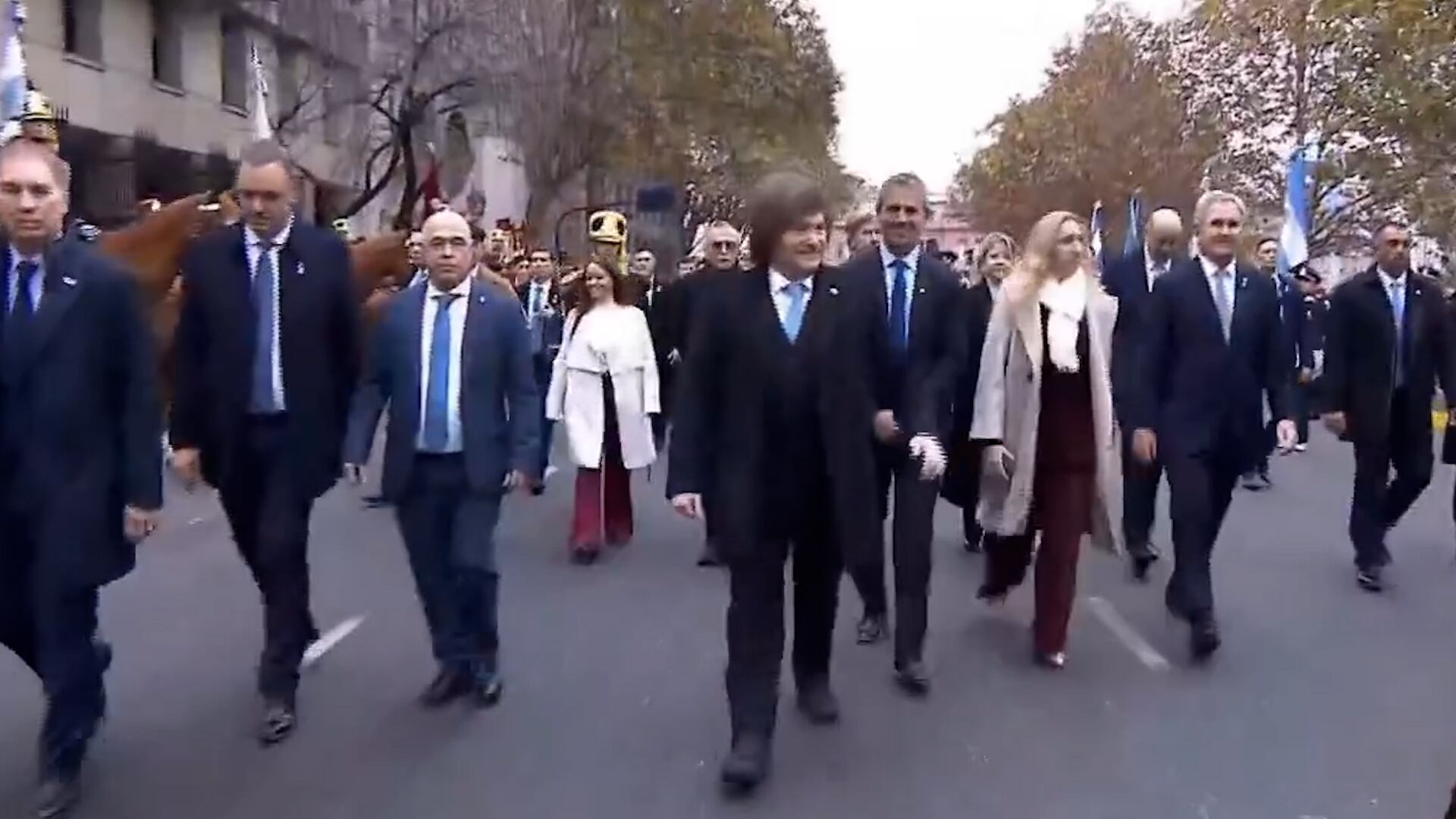 Javier Milei encabeza la caminata hacia la Catedral Metropolitana, junto a Diego Santilli, Manuel Adorni, Martín Menem, Karina Milei y Pablo Quirno