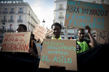 Varios migrantes se manifiestan en el Día Mundial de las Personas Refugiadas, en Madrid, a 20 de junio de 2025. (Juan Barbosa / Europa Press)