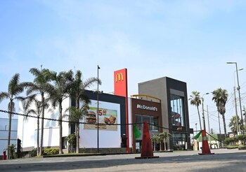 Foto de archivo. Un restaurante McDonald's cerrado en Lima, uno de los 29 locales que dejaron de operar después de la muerte de dos empleados jóvenes, Perú, 18 de diciembre de 2019. REUTERS / Guadalupe Pardo