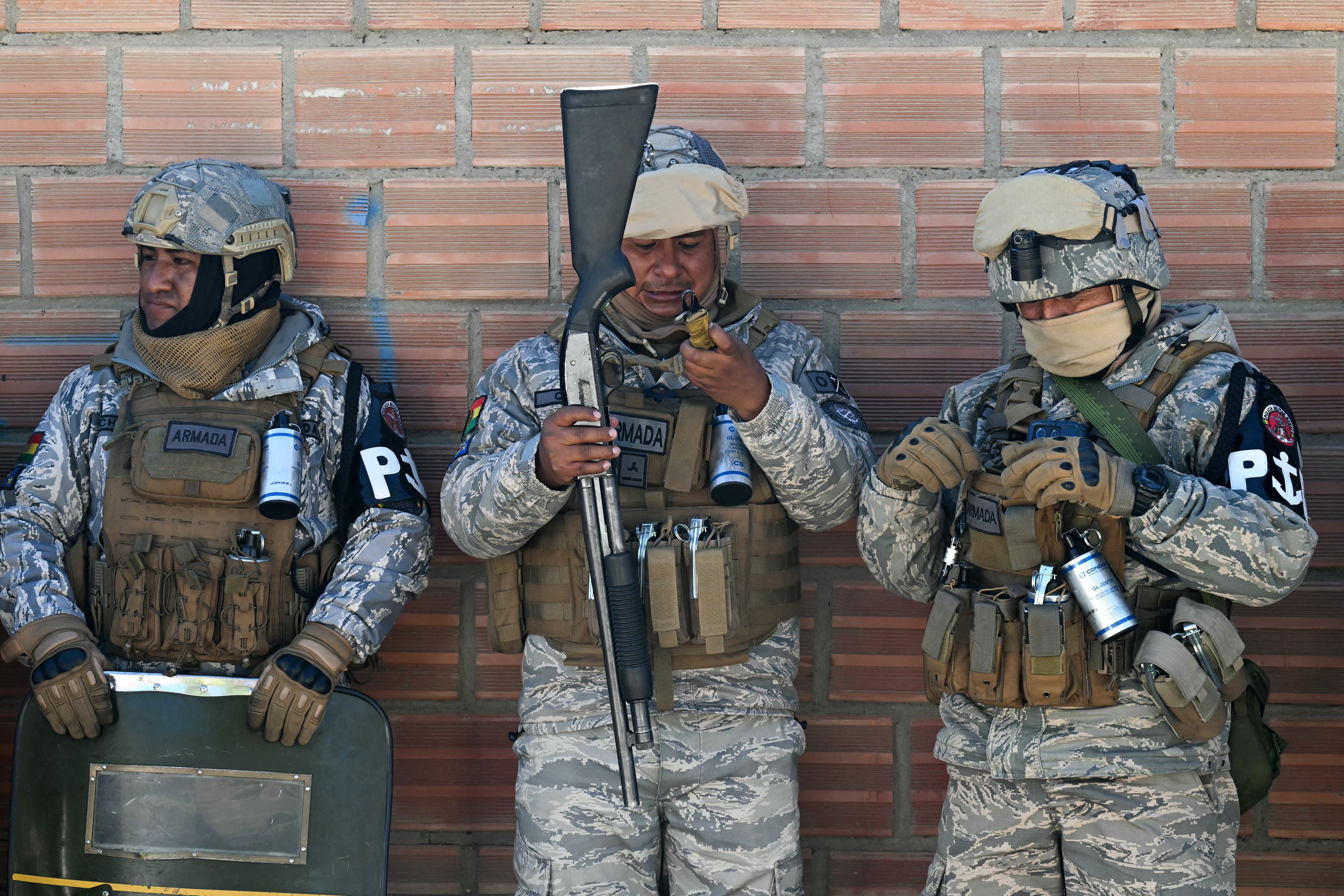 Las fuerzas de seguridad custodian una carretera tras su reapertura (MARVIN RECINOS/AFP/Archivo)