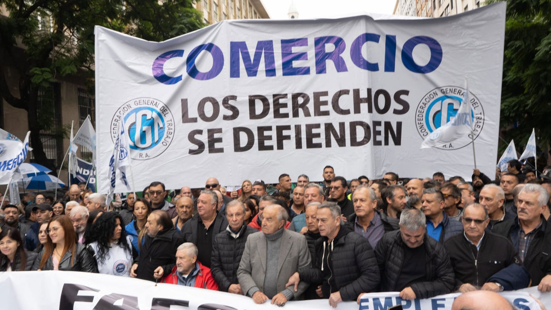 Armando Cavalieri y Carlos Pérez, al frente de una columna de Comercio en una marcha de la CGT