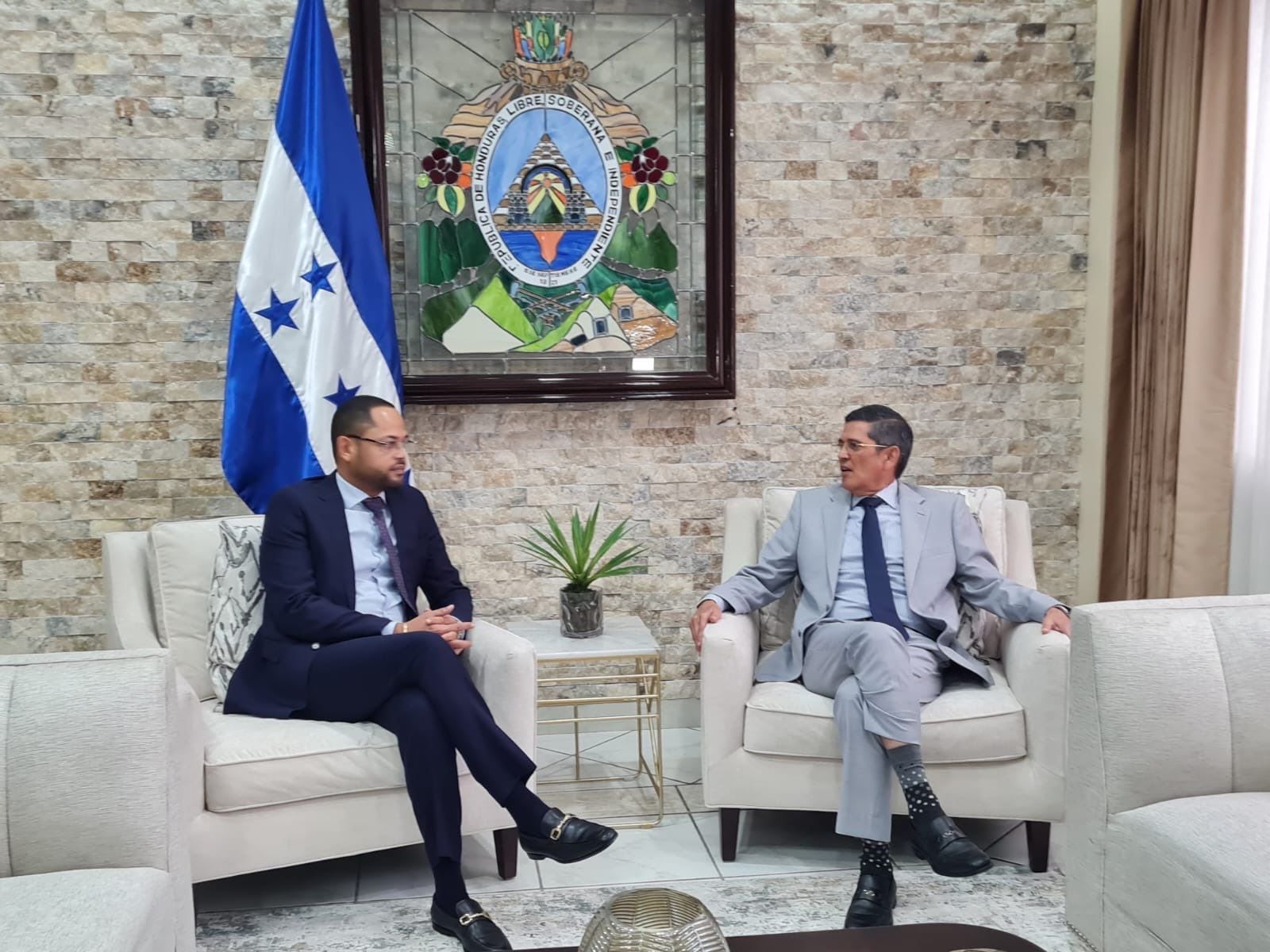 Autoridades de la Corte Suprema de Justicia y el Ministerio Público sostienen encuentro clave para mejorar la eficiencia del sistema penal hondureño. (Foto: Ministerio Público)