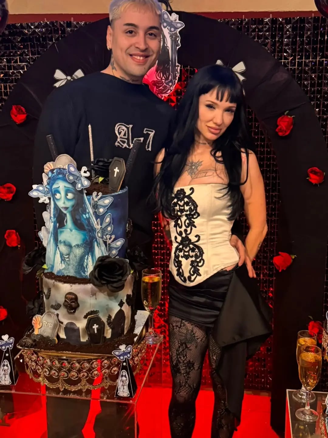 La cantante eligió un look gótico con corset blanco, falda negra, medias de red y campera de cuero