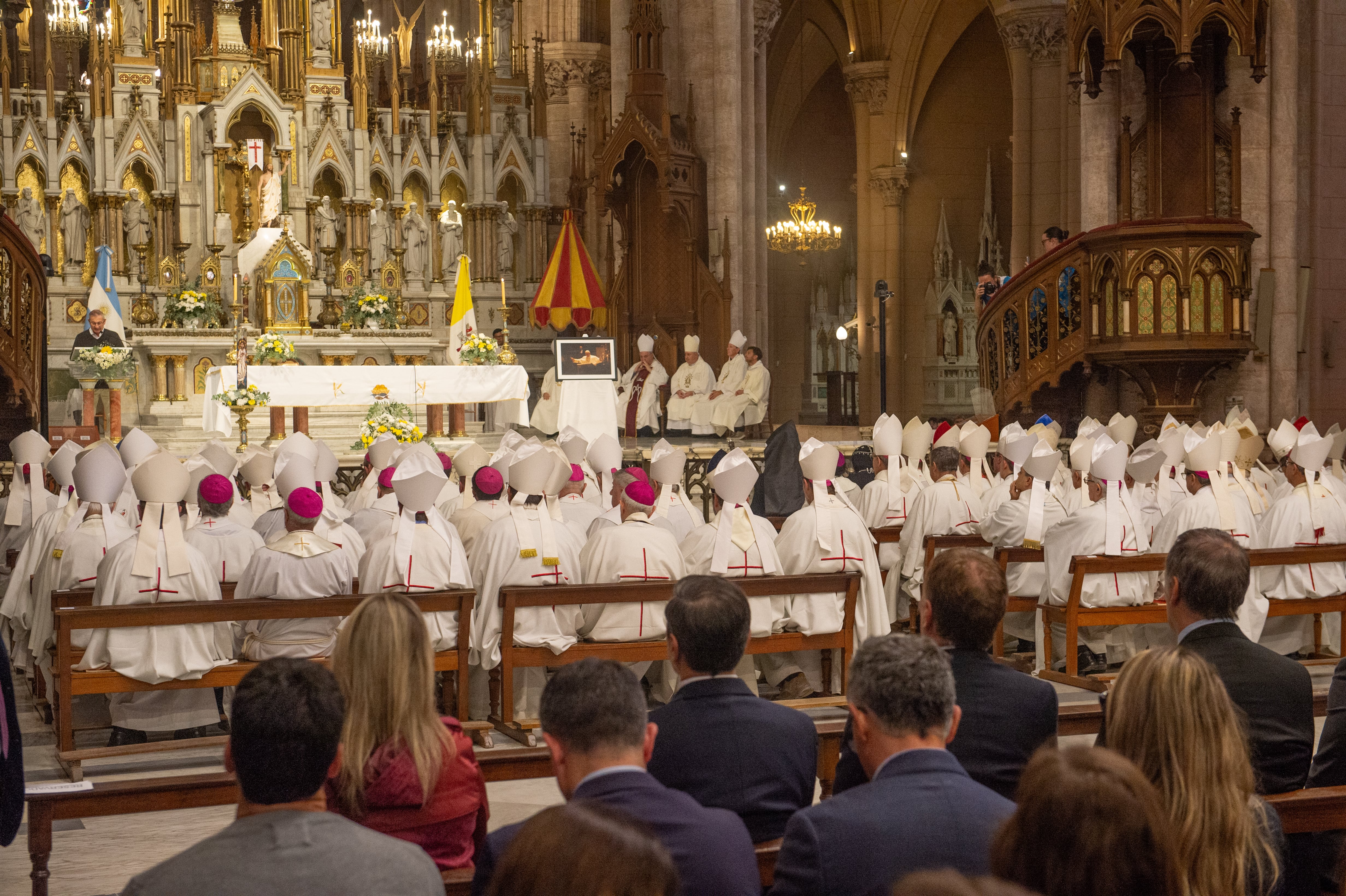 La misa en homenaje al Papa Francisco tuvo una homilía a cargo del arzobispo Marcelo Colombo, presidente de la Conferencia Episcopal y arzobispo de Mendoza (Jaime Olivos)