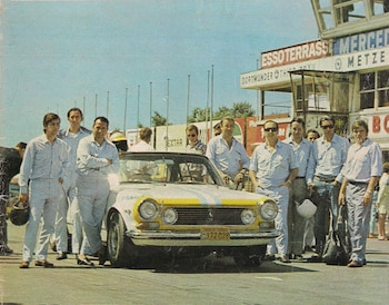 Los pilotos y uno de