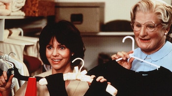 Sally Field recuerda cómo Robin Williams la mandó a casa durante el rodaje de ‘Mrs. Doubtfire’ tras la muerte de su padre