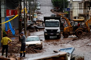 Varias personas ayudan a limpiar