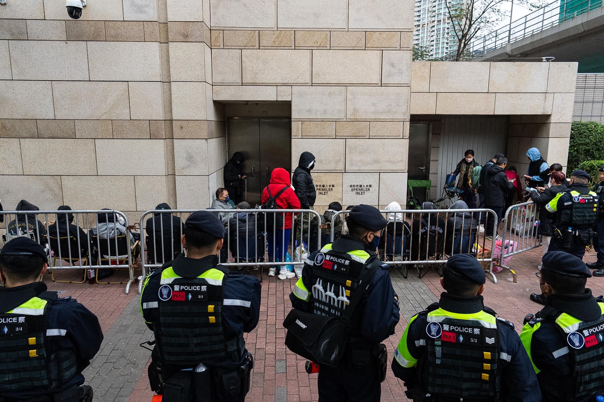Agentes uniformados ingresaron al local en Mong Kok, esposaron a una mujer y confiscaron cajas repletas de material editorial (AP)