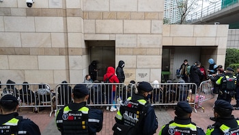 La policía de Hong Kong allanó una librería y arrestó a cinco personas por venta de libros considerados sediciosos