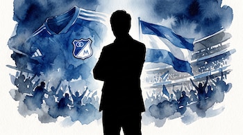 Silueta de hombre de negocios de espaldas, camiseta azul de Millonarios FC con escudo, bandera del equipo y público difuminado en las graderías de un estadio.