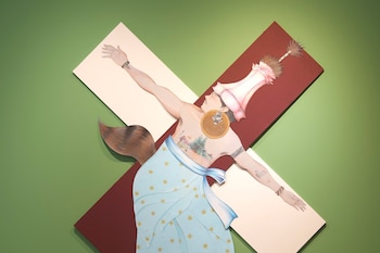 Obra de arte multicolor con figura estilizada de piel clara, tatuajes, cola, falda azul clara, tocado rosado y collar, sobre un fondo en forma de X roja y blanca