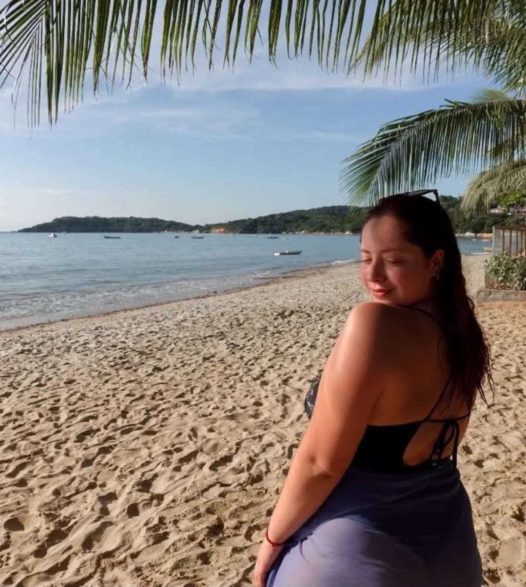 Sofía Devries, sonríe en una playa de arena dorada