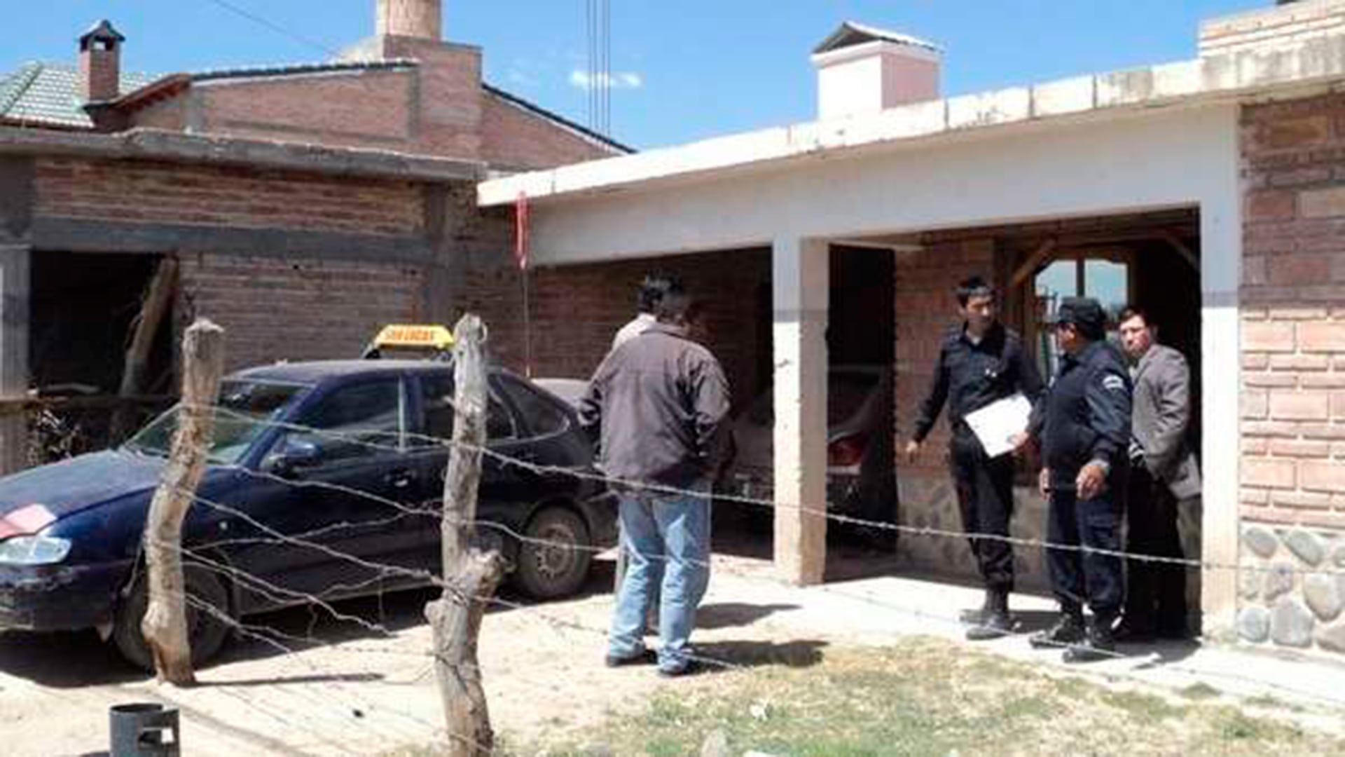 Tras estallar la bomba, los peritos registraron el lugar y determinaron que estaba puesta dentro de una caja de herramientas, en el garaje de la casa
