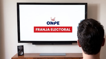 Una persona observa de espaldas un televisor encendido con el logotipo de la ONPE y las palabras FRANJA ELECTORAL en la pantalla