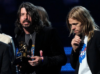 Dave Grohl y Taylor Hawkins de Foo Fighters, en 2012 recibiendo el Grammy por "Mejor actuación de rock" (Foto: Reuters)