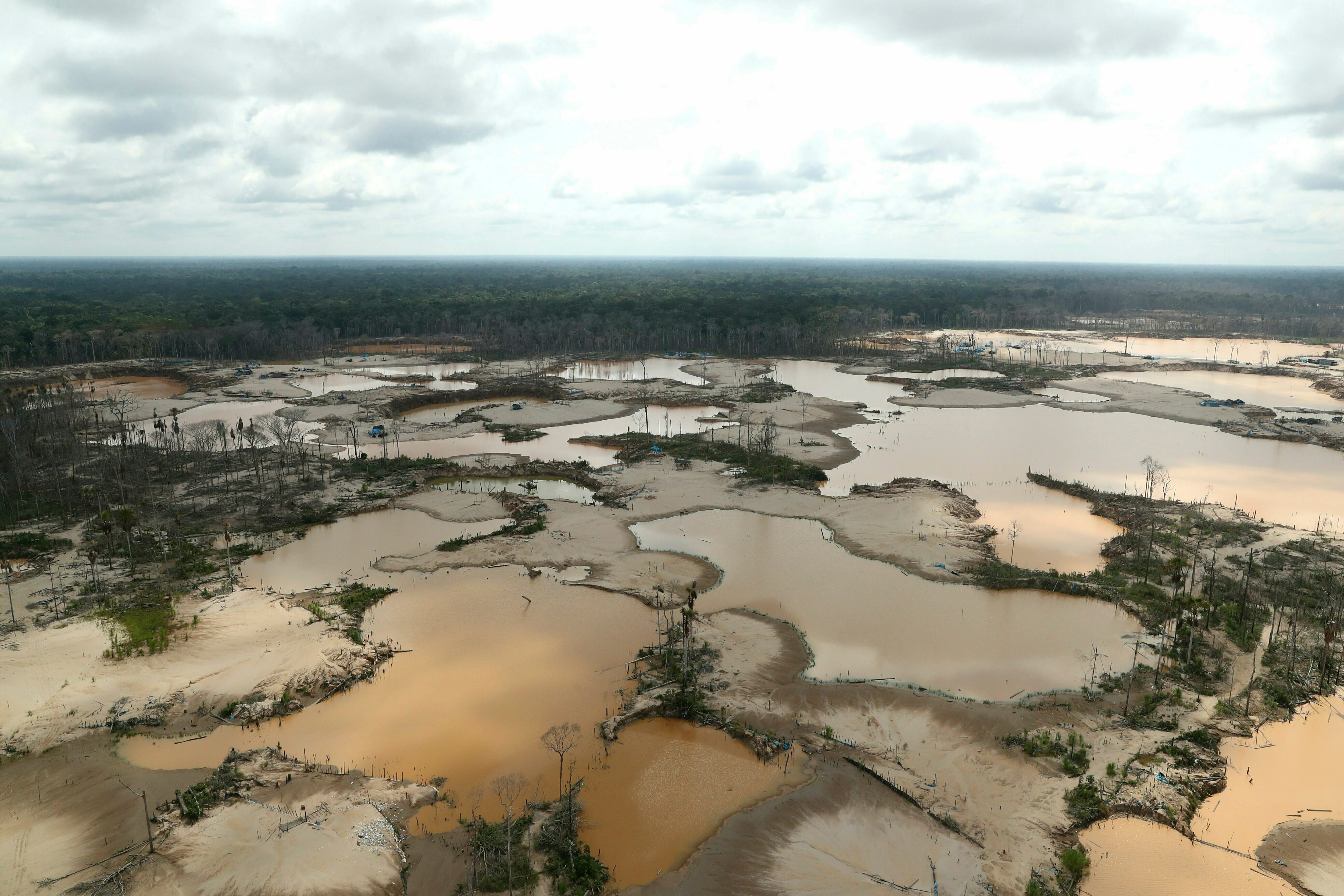 ARCHIVO - Selva peruana devastada por mineros de oro puede apreciarse desde el aire el 5 de marzo de 2019, en Madre de Dios, Perú. (Guadalupe Pardo/Foto compartida vía AP, archivo)