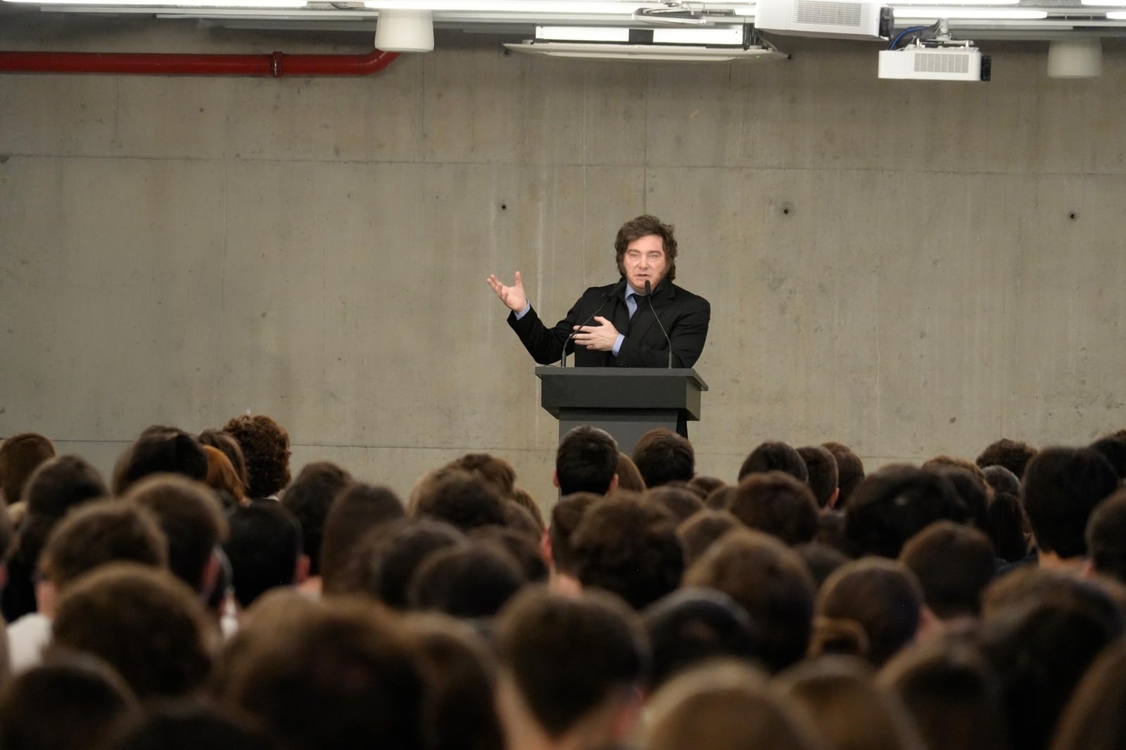 Con críticas al arco político y bajo un fuerte hermetismo, Javier Milei brindó una charla ante estudiantes