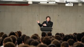 Con críticas al arco político y bajo un fuerte hermetismo, Javier Milei brindó una charla ante estudiantes