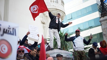 Miles de tunecinos marchan en