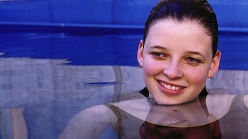 En 'La niña santa' Lucrecia Martel examina el despertar sexual y los cuestionamientos religiosos de una adolescente, en medio de doctores y piscinas. Foto: Especial