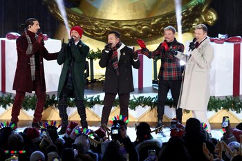 Los Backstreet Boys se presentan durante la ceremonia de iluminación del árbol de Navidad del Rockefeller Center de 2024.