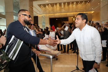El ministro de Deportes, Kelvin Cruz, saluda a uno de los peloteros dominicanos a su llegada al hotel (Foto cortesía Presidencia de la República).