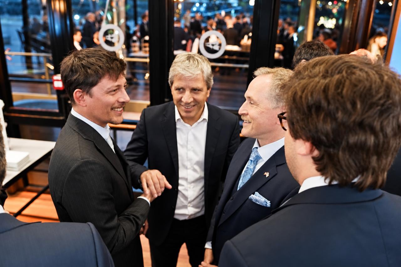 Santiago Caputo, Luis Caputo y Peter Lamelas