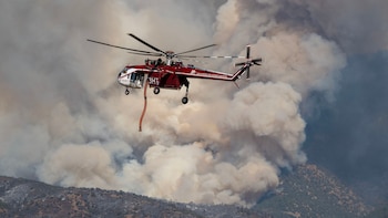 Dos pilotos de helicóptero murieron mientras combatían el mayor incendio forestal del año en Utah