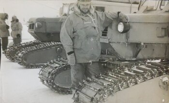 Lezchik junto a un Snocat,