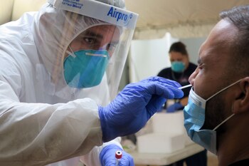 Un técnico de laboratorio inserta un hisopo en la nariz de un residente para la prueba del coronavirus en San Juan (Puerto Rico), en una fotografía de archivo. EFE/ Jorge Muñiz