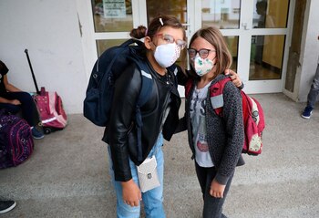 Dos estudiantes posan a su