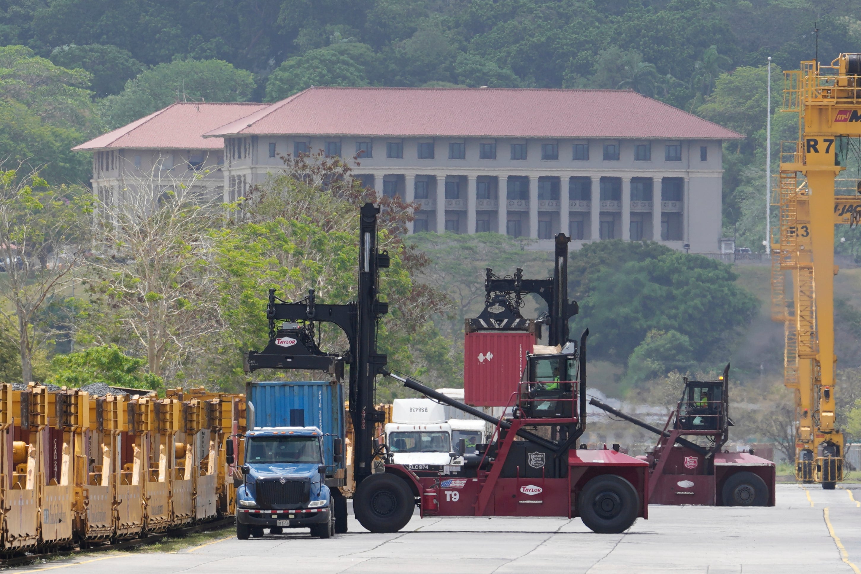 Carga y descarga de contenedores a un tren del Ferrocarril del Canal de Panamá en la Ciudad de Panamá, el miércoles 2 de abril de 2025. (Foto AP/Matías Delacroix)
