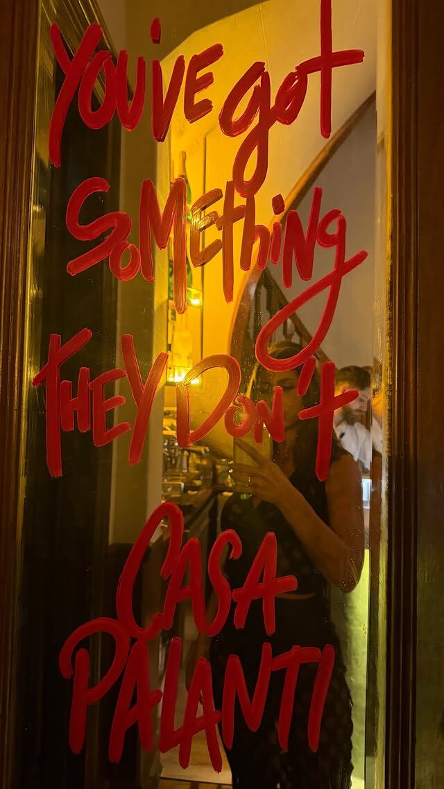 Con un guiño al mensaje del lugar, Majo posó frente al espejo escrito con la frase