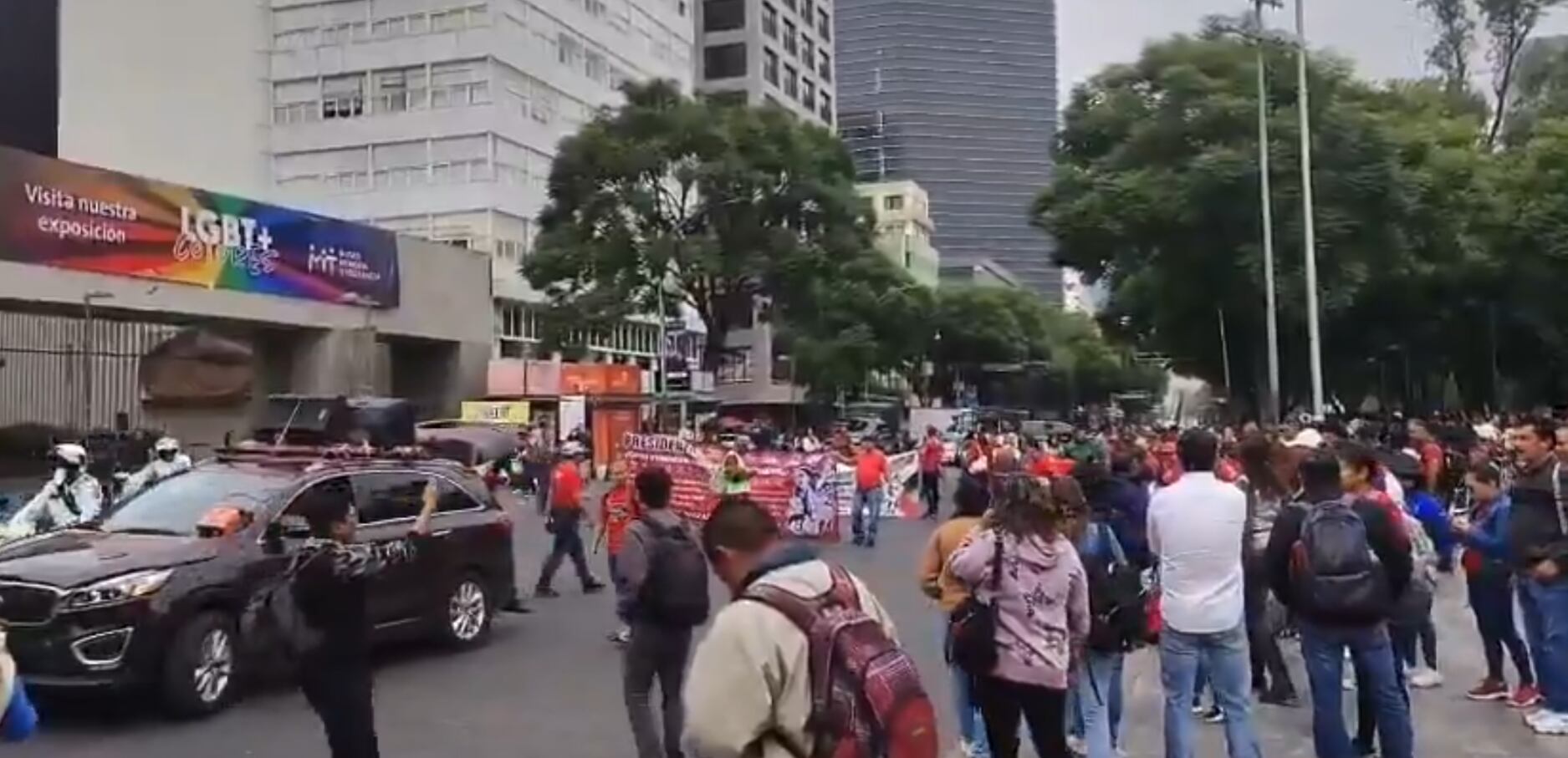 Integrantes de la CNTE marchan sobre avenida Juárez, a la altura del Museo de Memoria y Tolerancia, a las 11:0 horas. (X: @vialhermes)
