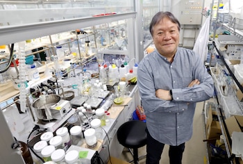 Takuzo Aida, líder del proyecto, asegura que este material combina resistencia con una rápida descomposición en contacto con la sal (Reuters)