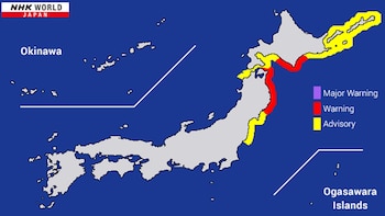 Mapa de Japón mostrando alertas rojas de tsunami y avisos amarillos en la costa, con una leyenda. Se ven las islas Okinawa y Ogasawara