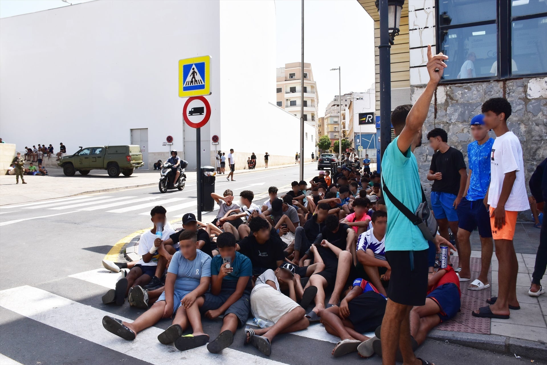 Un grupo de menores espera para ser filiado en una comisaría de la Policía en Ceuta. (Gabriela Sardá Núñez / Europa Press)