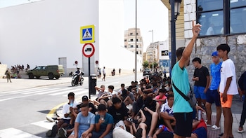 El reparto de menores migrantes en Ceuta intensifica la bronca política: 25 millones de euros aprobados y tres autonomías ausentes en la reunión de Infancia