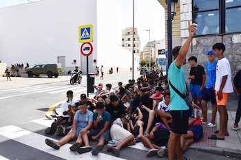 Un grupo de menores espera para ser filiado en una comisaría de la Policía en Ceuta. (Gabriela Sardá Núñez / Europa Press)