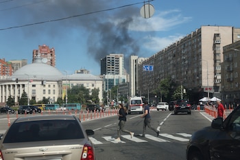 El humo se eleva mientras
