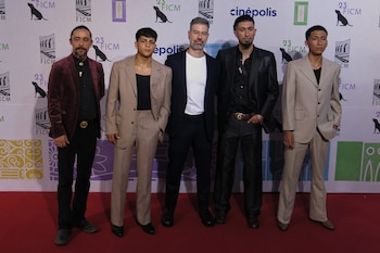 ARCHIVO - El actor Osvaldo Sánchez, de izquierda a derecha, el actor Víctor Prieto, el director David Pablos, el actor Giovanni Ontiveros y el actor Hemir Causin posan en la alfombra roja de la película "En el camino" en el Festival Internacional de Cine de Morelia, en México, el martes 14 de octubre de 2025. (Foto AP/Berenice Bautista, archivo)
