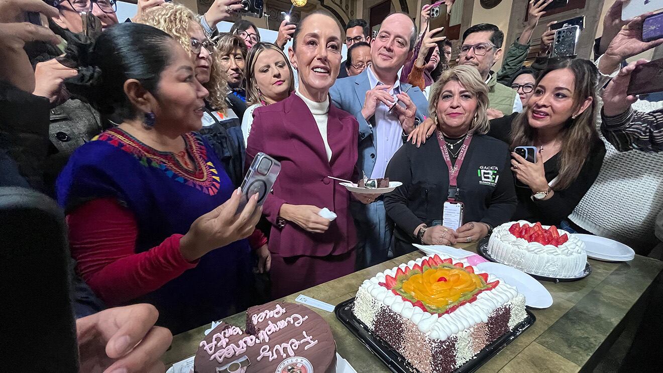 La presidenta celebró su cumpleaños 63 en La Mañanera Crédito: EFE