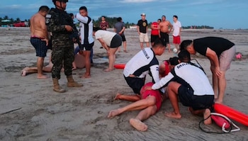 Paramédicos brindaron atención primaria en la playa antes del traslado de los sobrevivientes a un hospital cercano. (Cortesía: Fuerza Armada)