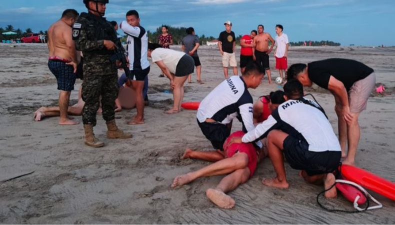 Paramédicos brindaron atención primaria en la playa antes del traslado de los sobrevivientes a un hospital cercano. (Cortesía: Fuerza Armada)
