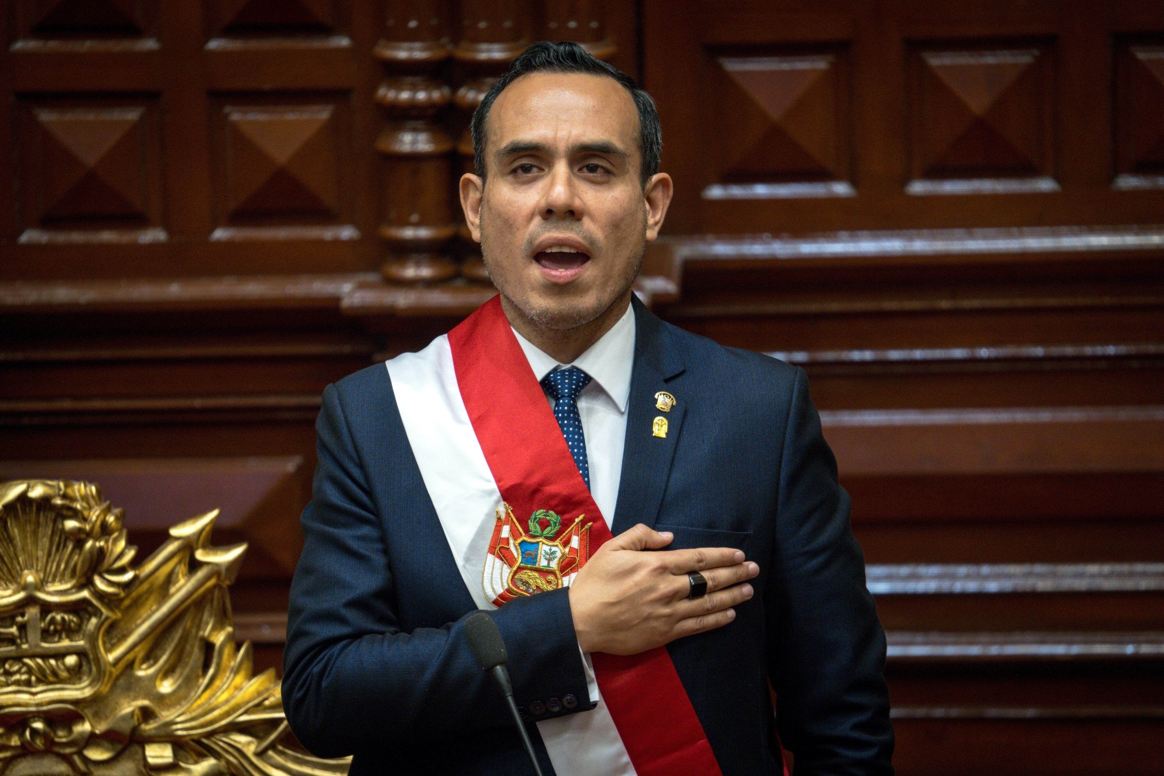 El expresidente del Congreso de Perú José Jerí canta el himno nacional tras ser juramentado como presidente interino en Lima, Perú, el viernes 10 de octubre de 2025. (Foto AP/John Reyes).