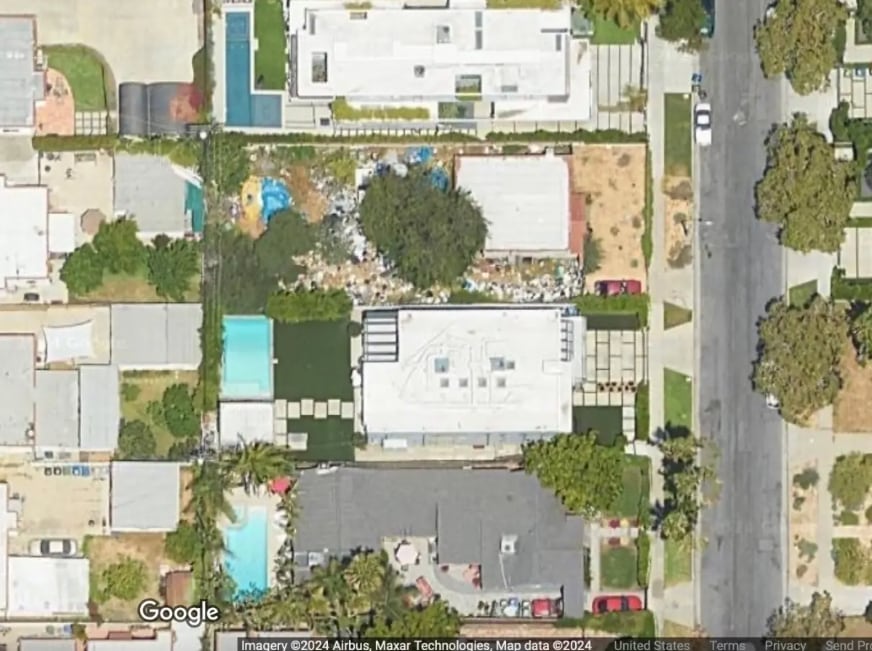 Vista aérea de la vivienda de Raymond Gaon en North Martel Avenue, donde se observa la acumulación de basura en el terreno trasero de la propiedad (Captura Google Maps)