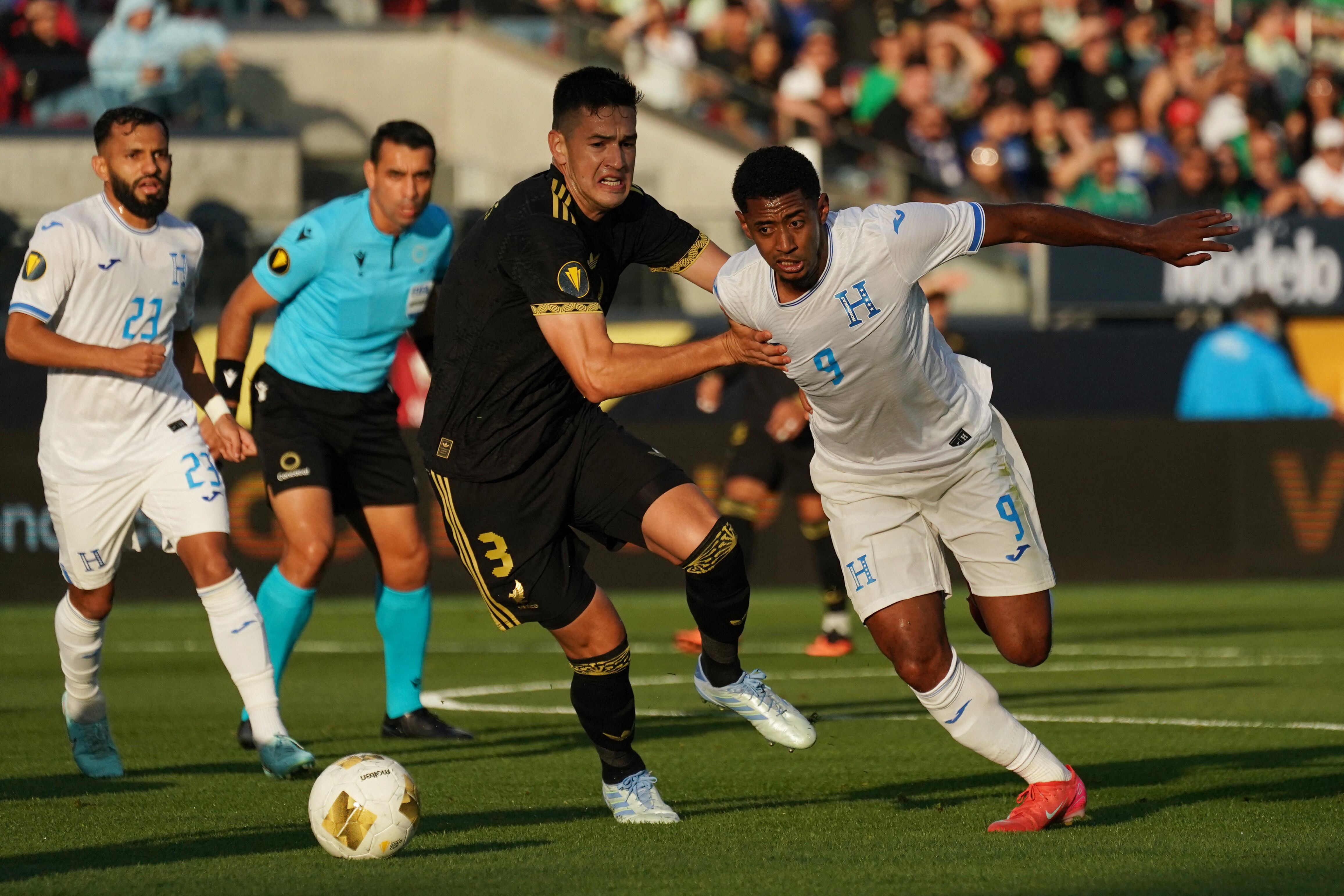 César Montes acumulaba una tarjeta roja ( David Gonzales-Imagn Images)