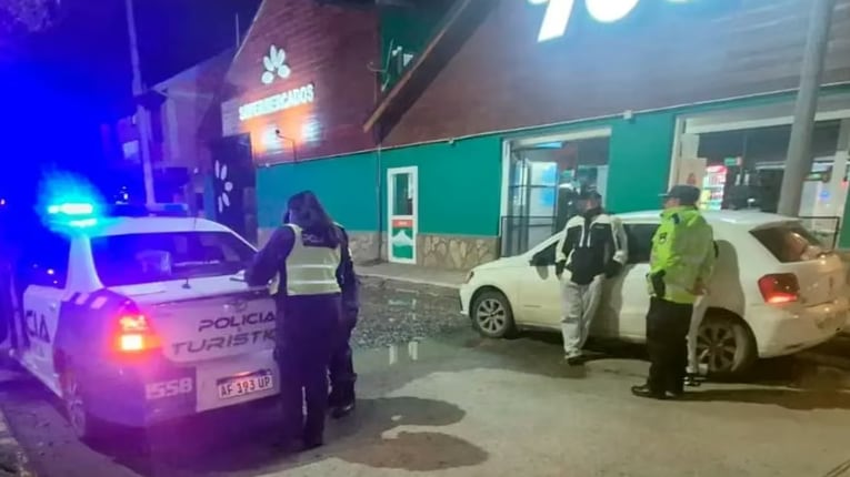 La Policía localizó al automovilista poco después de que se fugara del lugar del siniestro (Gentileza)