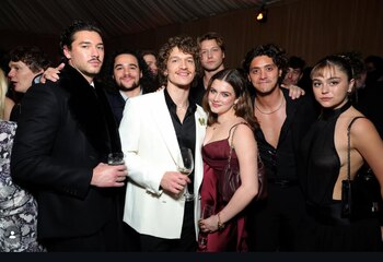 Connor Storrie, actor de 'Más que rivales', junto al reparto de 'Off Campus'.